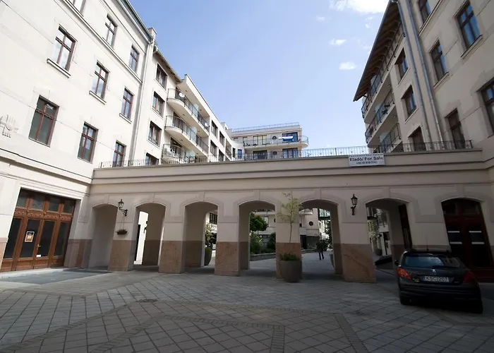 Gozsdu Spacious アパート